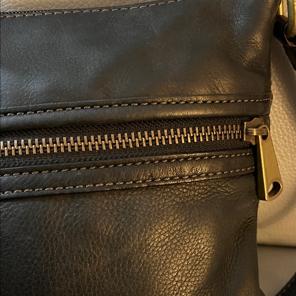 Fossil Supple Black Leather Shoulder/Crossbody Bag w/Front Zip Pocket - Picture 3 of 10